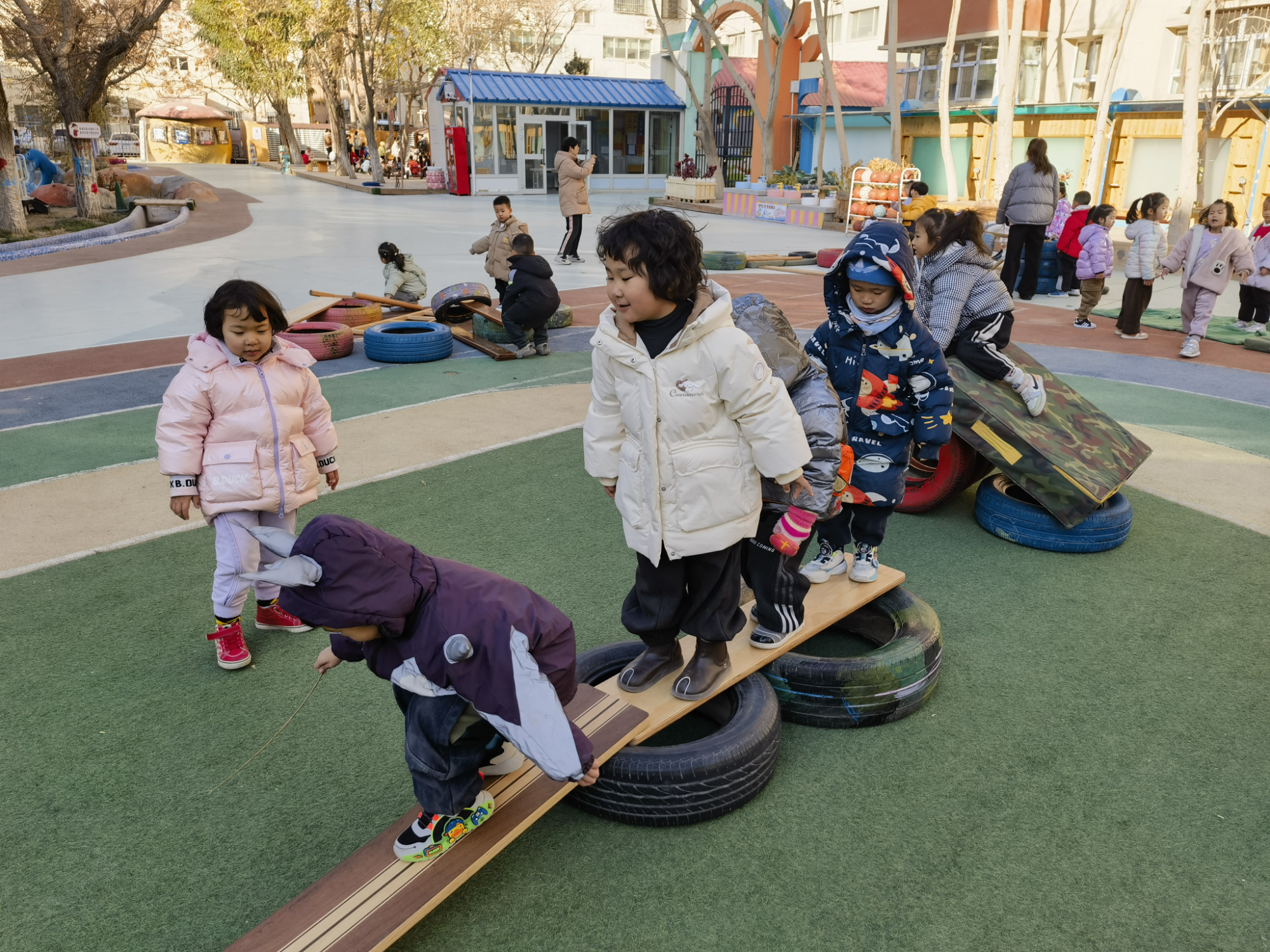 九游娱乐官网库尔勒:“安吉游戏”让学前教育实现寓教于乐(图2) 九游娱乐官网库尔勒:“安吉游戏”让学前教育实现寓教于乐(图2)