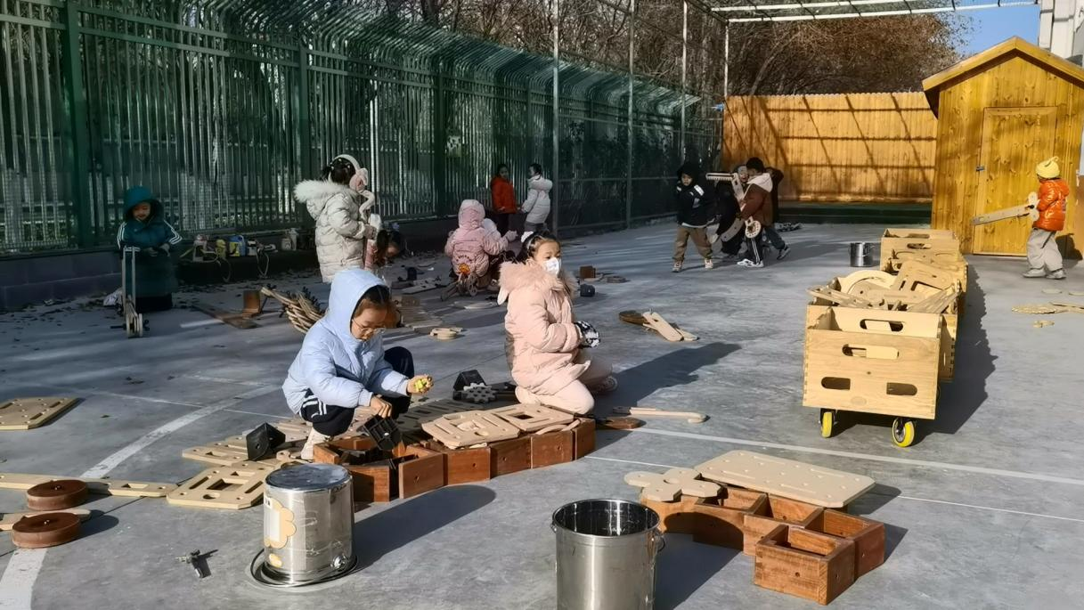 九游娱乐官网库尔勒:“安吉游戏”让学前教育实现寓教于乐(图1) 九游娱乐官网库尔勒:“安吉游戏”让学前教育实现寓教于乐(图1)