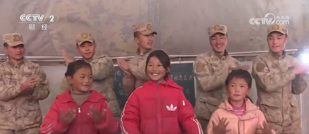 唱歌、做操、玩游戏 “帐篷学校”里传九游娱乐官网出欢歌笑语 用爱和关怀温暖灾区儿童(图4)