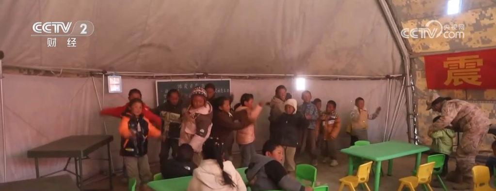 唱歌、做操、玩游戏 “帐篷学校”里传九游娱乐官网出欢歌笑语 用爱和关怀温暖灾区儿童(图1)