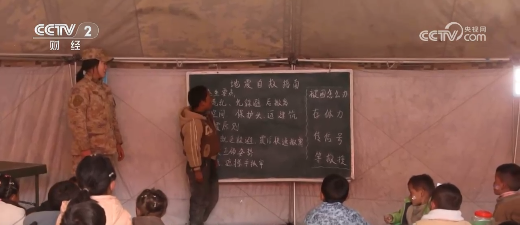 唱歌、做操、玩游戏 “帐篷学校”里传九游娱乐官网出欢歌笑语 用爱和关怀温暖灾区儿童(图3)